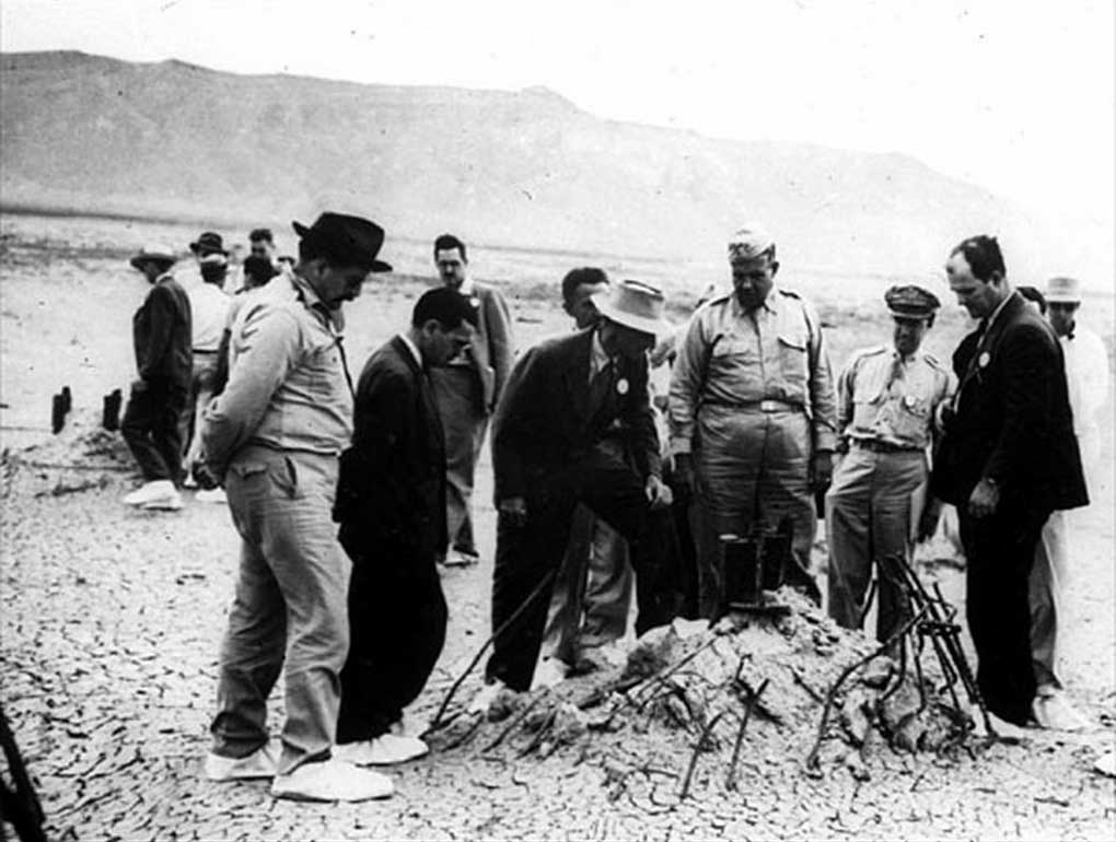 Oppenheimer and Groves at the test site